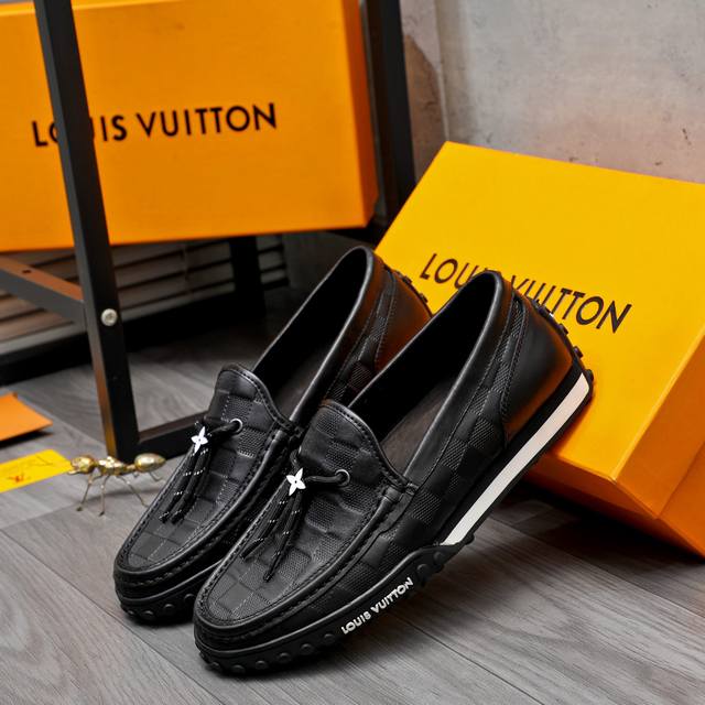 商品商标：Louis Vuitton 路易威登 豆豆套脚鞋 正码码数: 39-45 商品材料：精选 头层牛皮压纹鞋面 牛皮内里 豆豆大底